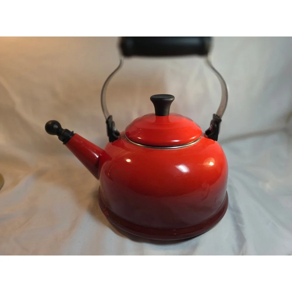 Le Creuset Zen Tea Kettle Red Enamel on Steel Stovetop 1.7 Quart Whistling 1.6L
